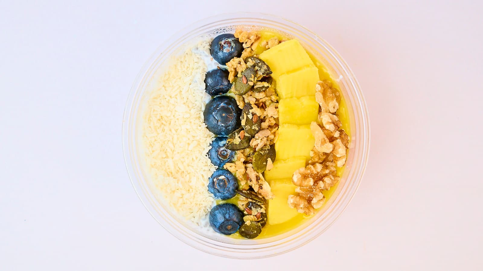 Breakfast Bowl mit Mango, Blaubeeren und Granola