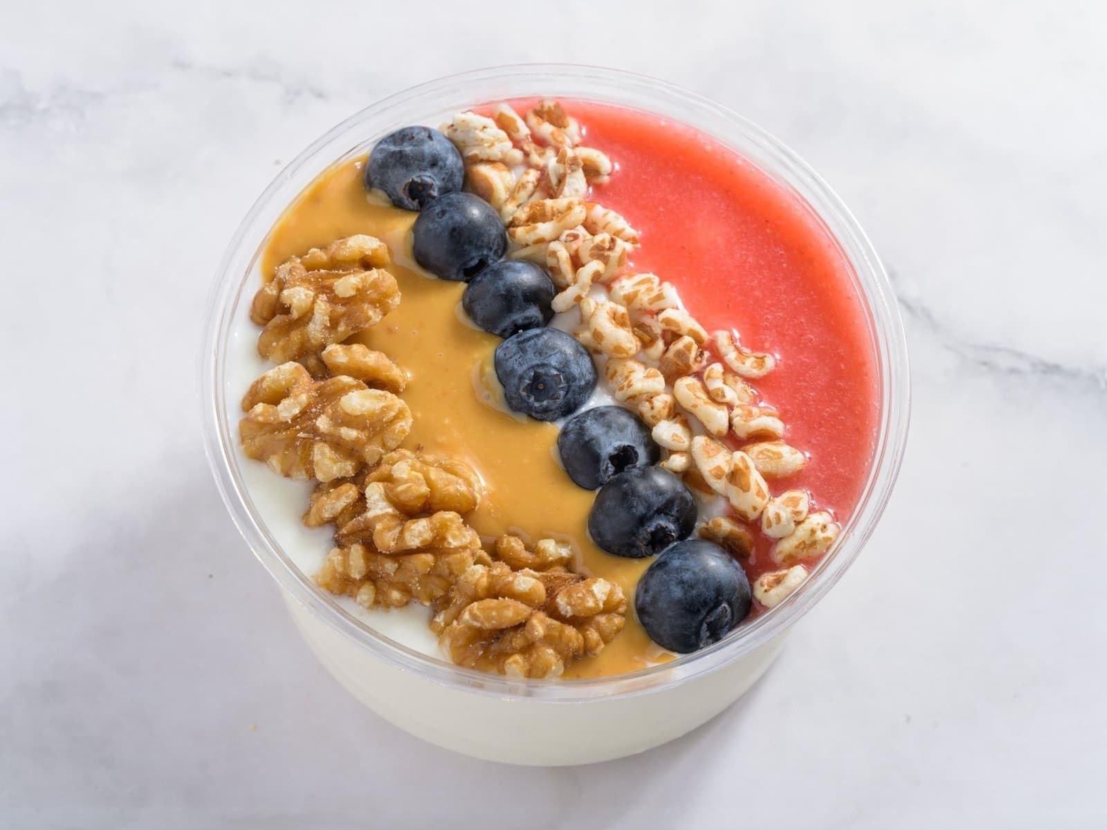 Joghurt Collagen Bowl mit Beeren und Walnüssen