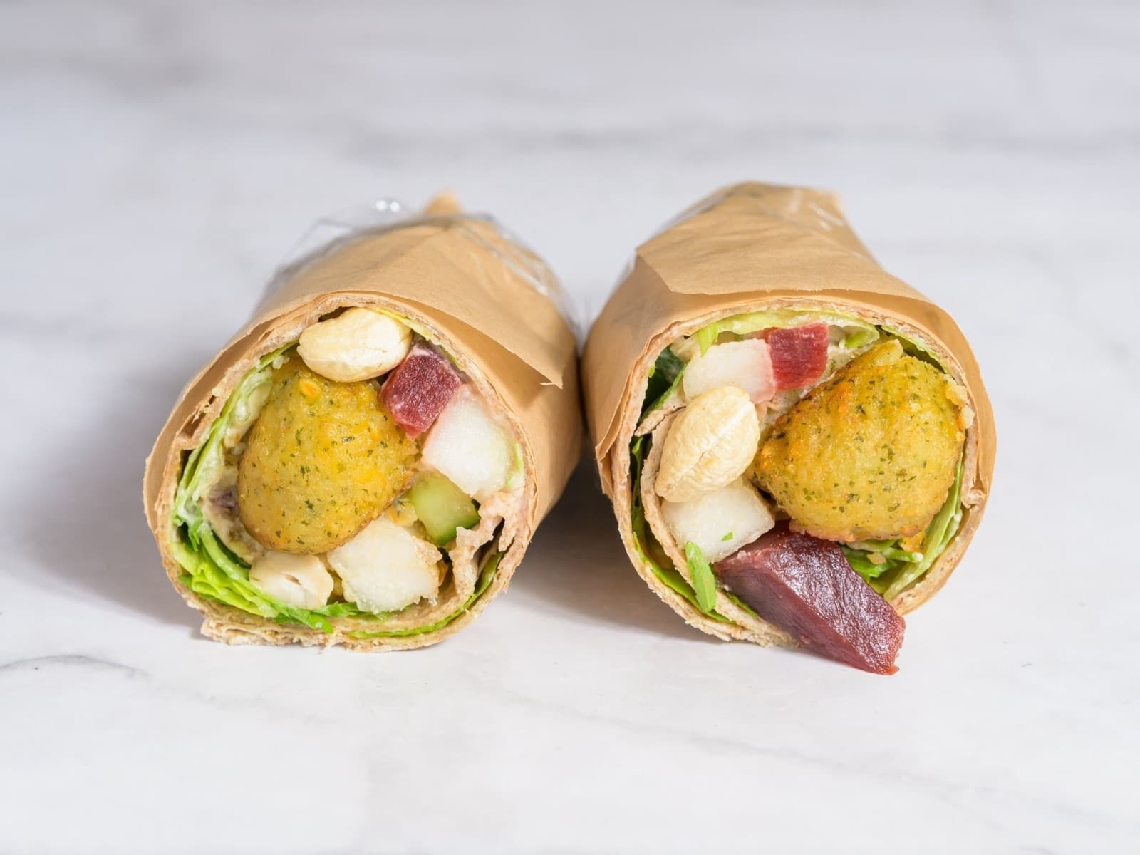 Aufgeschnittener veganer Falafel Wrap
