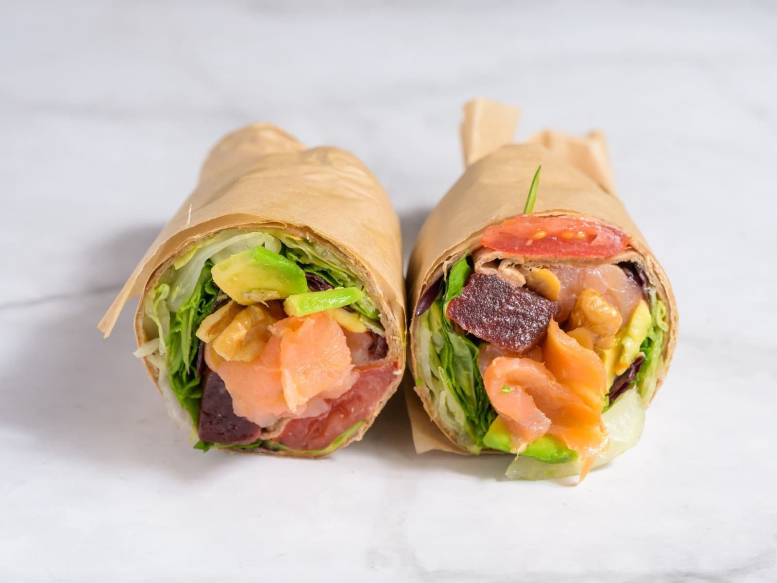 Aufgeschnittener Omega-3 Salmon Wrap