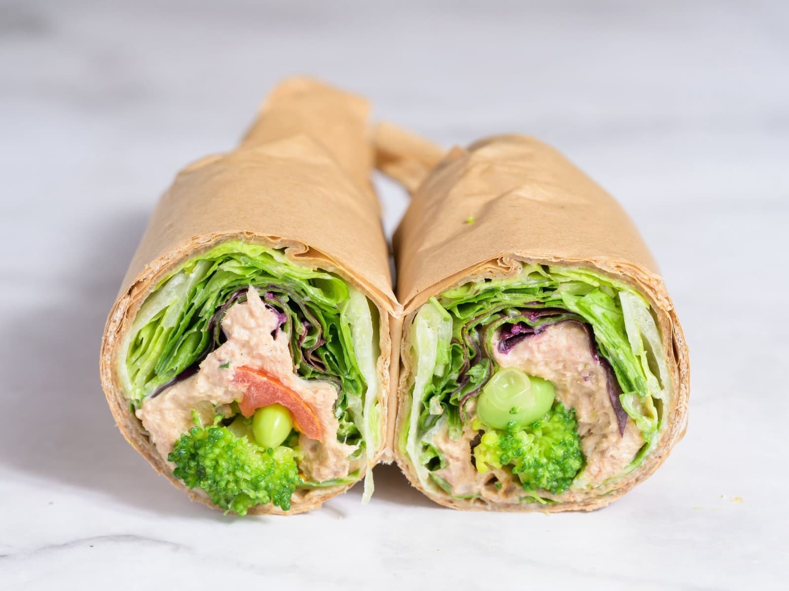 Aufgeschnittener Low-Cal Tuna Wrap